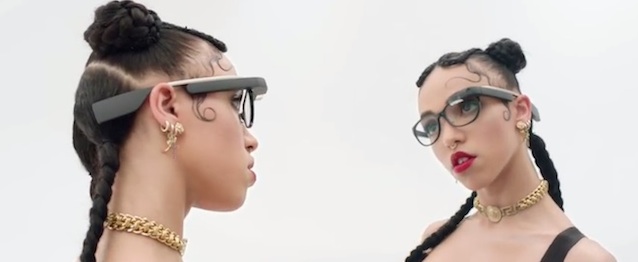 FKA Twigs se enfunda las Google Glass FKA Twigs se enfunda las Google Glass