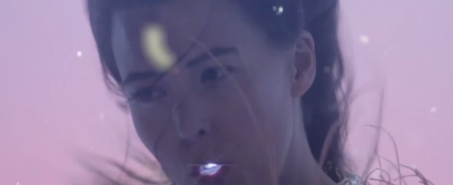 Purity Ring nadan en un mar de paz en su nuevo videoclip Purity Ring nadan en un mar de paz en su nuevo videoclip