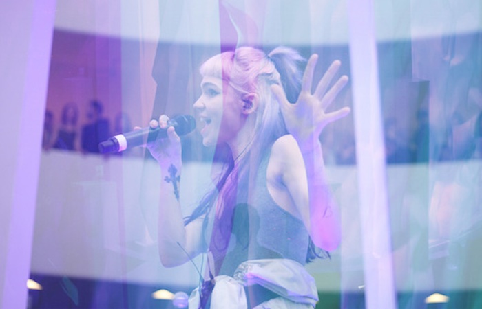Grimes llama a Aristophanes para gritar Grimes llama a Aristophanes para gritar