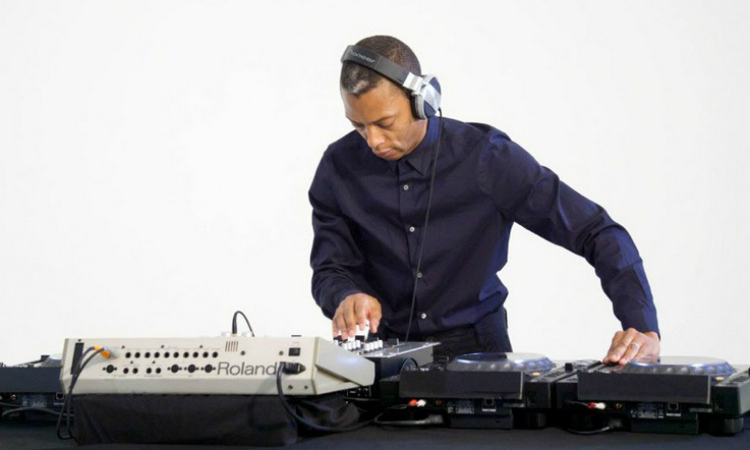 El vídeo del primer exhibicionismo de Jeff Mills a 3 platos y en vivo El vídeo del primer exhibicionismo de Jeff Mills a 3 platos y en vivo