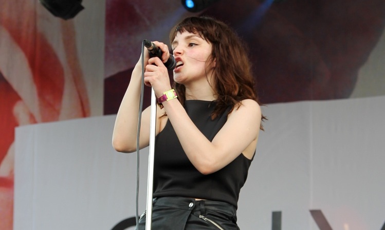 CHVRCHES tocan una canción de amor de un crío de 14 años CHVRCHES tocan una canción de amor de un crío de 14 años