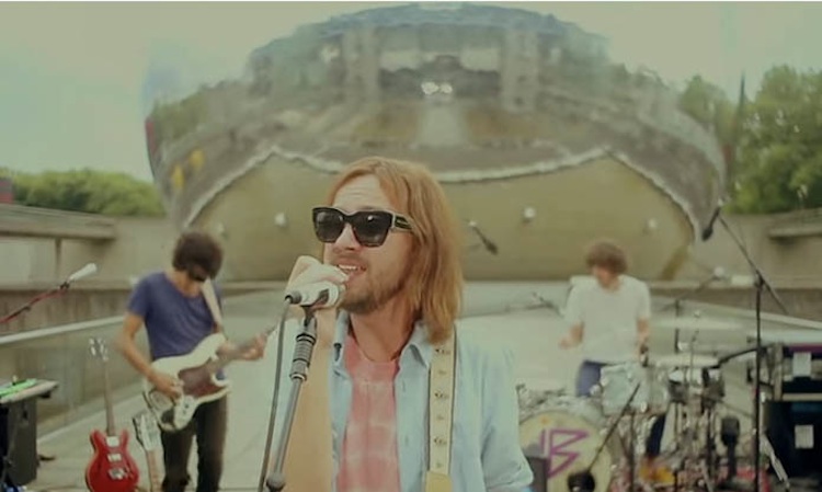 Tame Impala tocan “Let It Happen” frente a una cúpula de espejos geodésica Tame Impala tocan “Let It Happen” frente a una cúpula de espejos geodésica