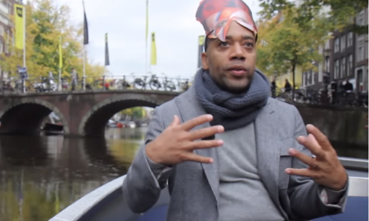 El día que Carl Craig paseó por Ámsterdam con la careta de David Bowie El día que Carl Craig paseó por Ámsterdam con la careta de David Bowie