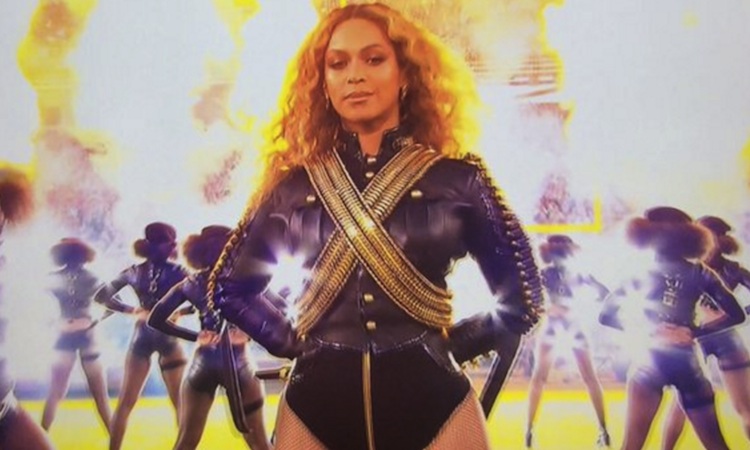Beyoncé hace sombra a Coldplay en su show de la Super Bowl Beyoncé hace sombra a Coldplay en su show de la Super Bowl