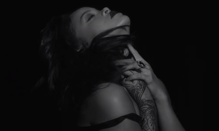 Rihanna estrena un sobrio y elegante videoclip para “Kiss It Better” Rihanna estrena un sobrio y elegante videoclip para “Kiss It Better”