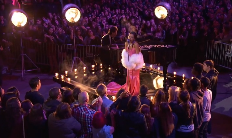 Ariana Grande abruma con una actuación humeante en los MTV Movie Awards Ariana Grande abruma con una actuación humeante en los MTV Movie Awards
