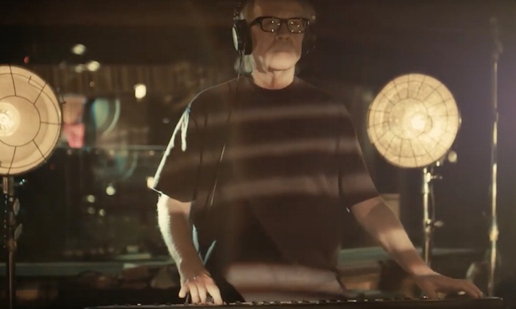 John Carpenter se dirige a sí mismo en el vídeo de “Distant Dream” John Carpenter se dirige a sí mismo en el vídeo de “Distant Dream”