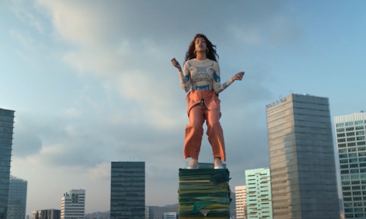 M.I.A. se sube a montones de ropa para concienciar sobre el reciclaje M.I.A. se sube a montones de ropa para concienciar sobre el reciclaje