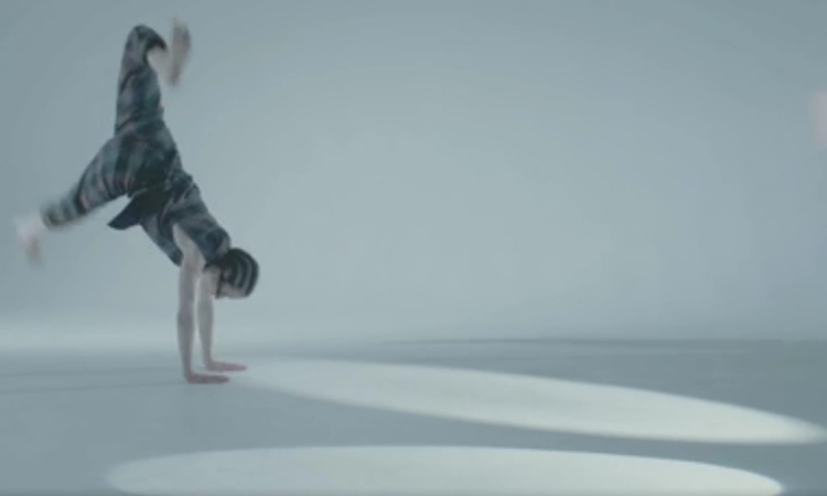 La música de Underworld retuerce el cuerpo a una bailarina en su nuevo vídeo La música de Underworld retuerce el cuerpo a una bailarina en su nuevo vídeo