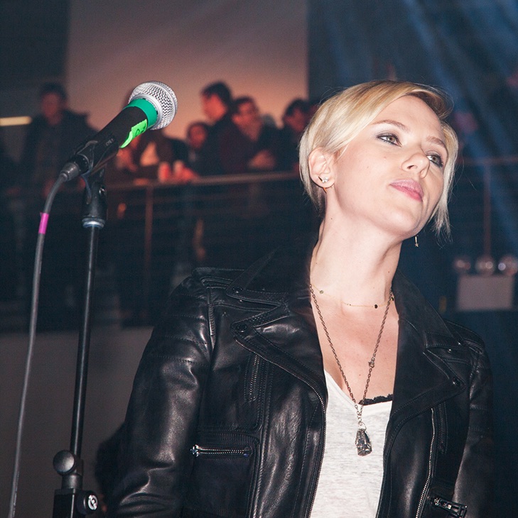 Scarlett Johansson y su nueva banda versionan “Bizarre Love Triangle” de New Order