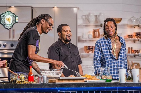 Rapper-and-actor-Ice-Cube-cooks-up-some-munchies-on-the-Martha-Stewart-show-with-Snoop-Dogg-and-Wiz-Khalifa