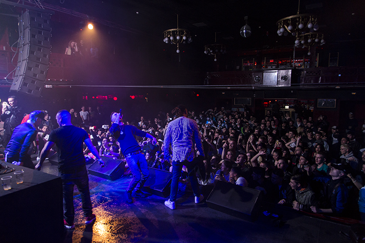 Los Santos en Apolo: no saben cantar, no saben bailar… no se los pierdan Los Santos en Apolo: no saben cantar, no saben bailar… no se los pierdan
